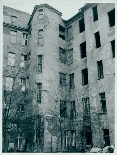 Foto Berlin, Architekt Georg Schneider, zerstörte Hausfassade