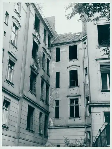 Foto Berlin, Architekt Georg Schneider, zerstörte Hausfassade im Jugendstil