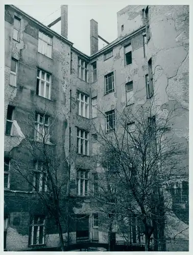 Foto Berlin, Architekt Georg Schneider, zerstörte Hausfassade