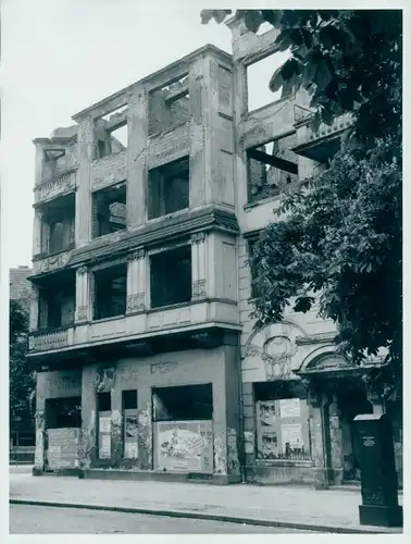 Foto Berlin, Architekt Georg Schneider, zerstörte Hausfassade im Jugendstil, Briefkasten, F. Althoff