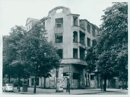 Foto Berlin, Architekt Georg Schneider, zerstörte Hausfassade im Jugendstil, Coca Cola Werbung