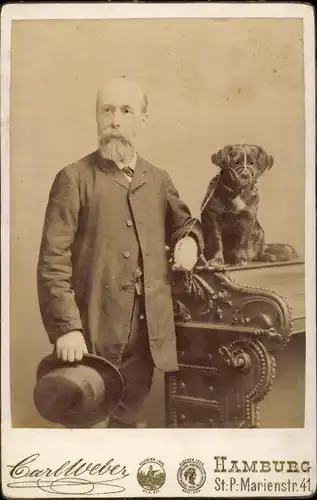 Kabinettfoto Carl Weber Hamburg, Mann und Hund mit Maulkorb, Portrait