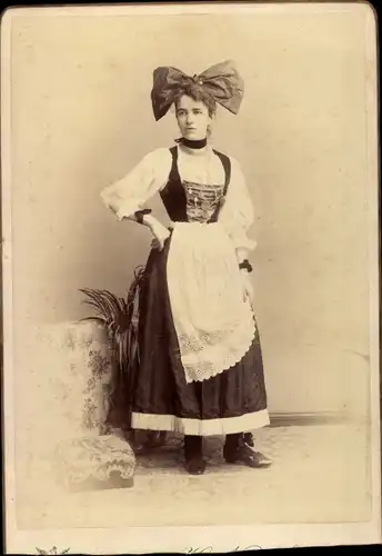 Kabinettfoto H. Noack Berlin, Frau in Elsässer Tracht, Portrait