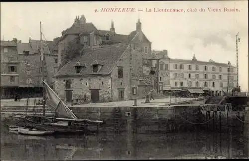 Ak Honfleur Calvados, La Lieutenance, côté du Vieux Bassin
