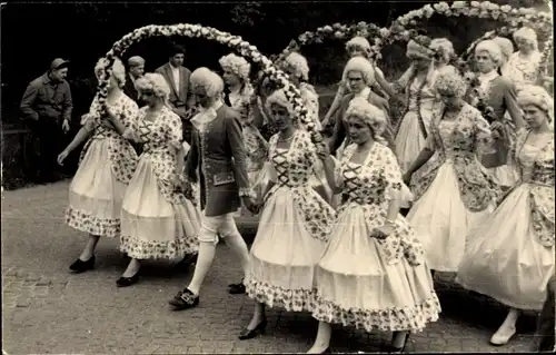 Foto Ak 40 Blumenmädchen aus der Rokokozeit eröffnen den Festzug