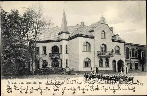 Ak Gussew Gumbinnen Ostpreußen, Villa, Soldaten