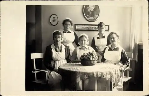 Foto Ak Krankenschwestern an einem Tisch, Gruppenbild