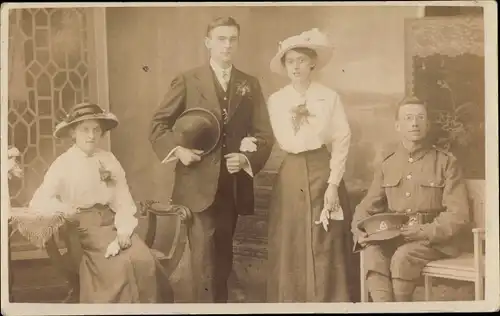 Foto Ak Gruppenbild in einem Atelier, Ehepaar, Britischer Soldat des East Lancashire Regiment