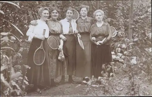 Foto Ak Frauen mit Tennisschlägern, Gruppenbild
