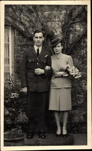 Foto Ak Flight Sergeant der Royal Air Force mit Gattin