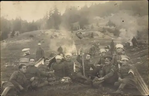 Foto Ak Bulgarische Soldaten pausieren auf dem Gelände