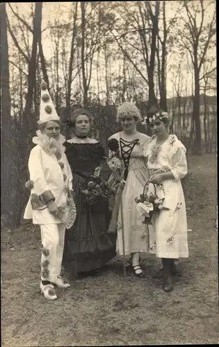 Foto Ak Rathenow im Havelland, Frauen in Karnevalskostümen