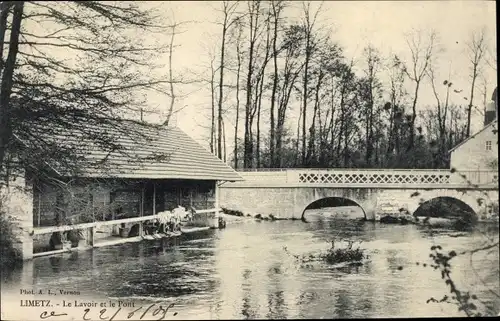 Ak Limetz Villez Yvelines Frankreich, Le Lavoir et le Pont