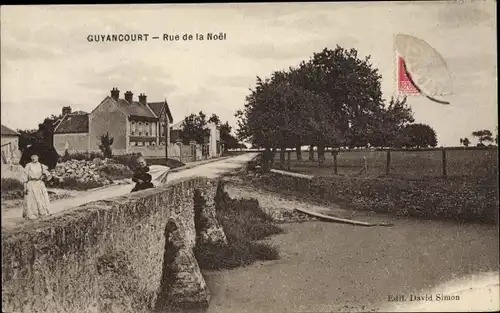 Ak Guyancourt Yvelines, Rue de la Noel, femmes avec parapluies