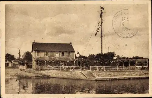 Ak Guernes Yvelines, Café Au Bon Accueil, vue prise de l'eau