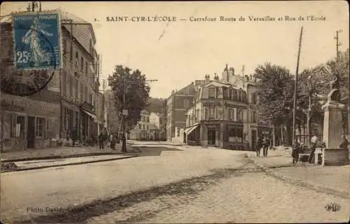 Ak Saint Cyr l'Ecole Yvelines, Carrefour Route de Versailles et Rue de l'Ecole, monument