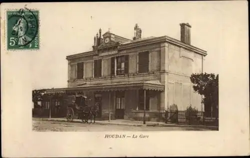 Ak Houdan Yvelines, La Gare, vue de face, chariot attendant