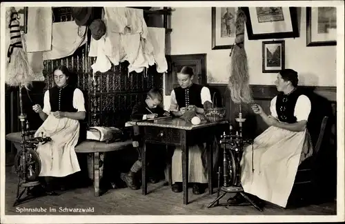 Ak Spinnstube im Schwarzwald, Frauen an Spinnräderen, Junge bei Schulaufgaben