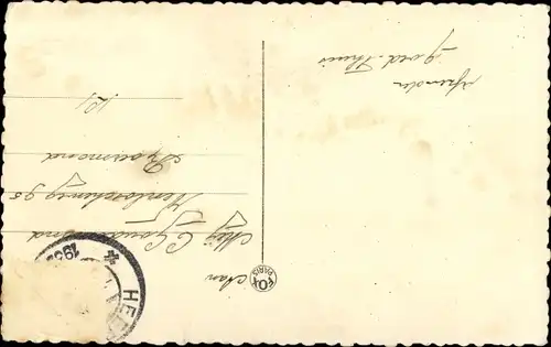 Ak Französisches Nieuport Doppeldecker Flugzeug, Frau auf Leiter, Blumenstrauß