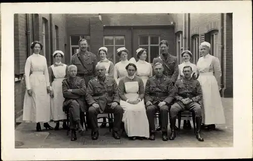 Ak Britische Soldaten, Gruppenbild mit Krankenschwestern