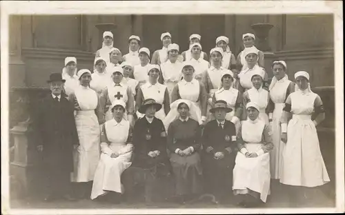 Ak Britische Heilsarmee Soldatinnen, Gruppenbild mit Krankenschwestern