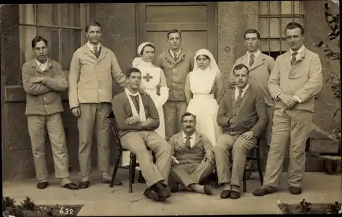 Ak Britische Soldaten im Lazarett, Gruppenbild mit Krankenschwestern