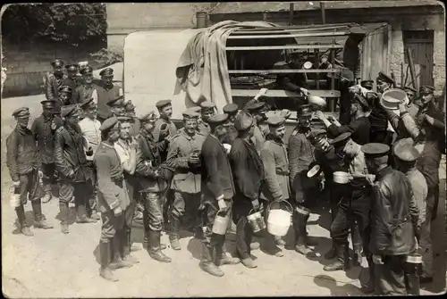 Foto Ak Deutsche Soldaten im Ersten Weltkrieg, Essensausgabe am Lastwagen