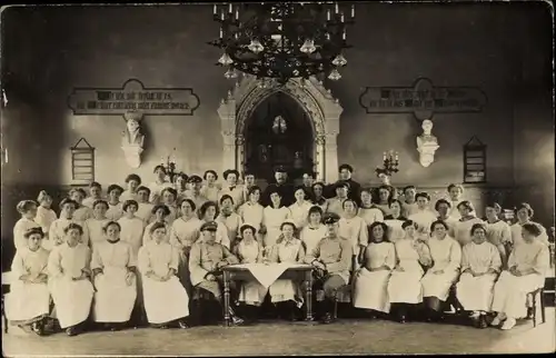 Ak Deutsche Soldaten und Krankenschwestern, Gruppenbild, I. WK