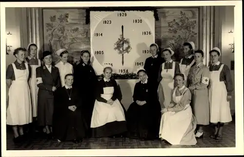 Foto Ak Löhrisch Achilles, Deutsche Krankenschwestern, Gruppenbild an einer Uhr, 1954