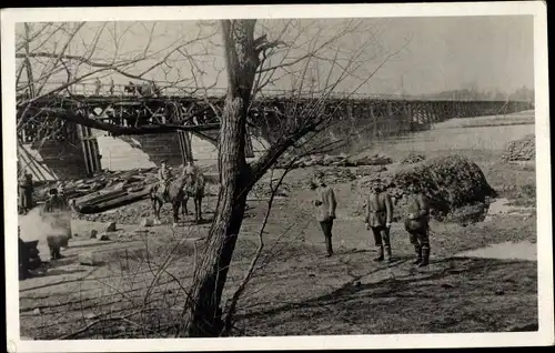 Foto Ak Ogloszyce Ostpreußen, Deutsche Soldaten im Ersten Weltkrieg, Bugbrücke, Bugfeldzug 1915