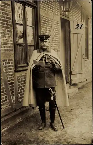 Ak Deutscher Offizier beim Kartenstudium, Schirmmütze, Feldmantel, Feldstecher, Säbel, I. WK