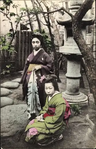 Ak Japanische Frauen im Kimono, Portrait im Garten, koloriert