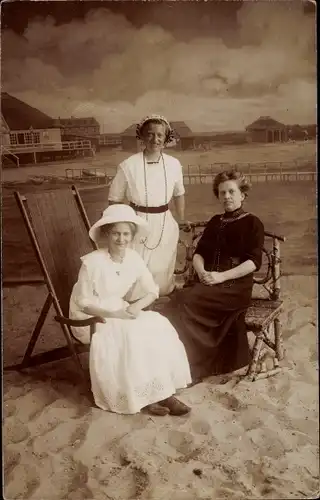 Foto Ak Damen in Strandkleidern, Portrait im Atelier