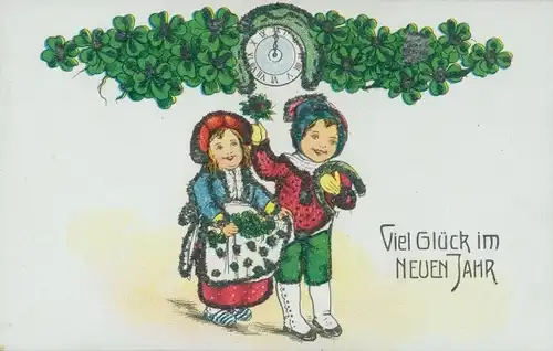 Glitzer Ak Glückwunsch Neujahr, Kinder mit Kleeblättern, Uhr und Hufeisen