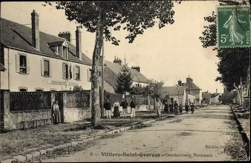 Ak Villiers-Saint-Georges Seine et Marne, la Gendarmerie Nationale, vue de face, gendarmes