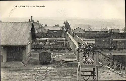 Ak Brive-la-Gaillarde Corrèze, La Passerelle sur la Gare, wagons