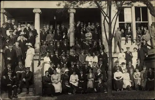 Studentika Foto Ak Gruppenaufnahme von Studenten und Frauen vor einem Gebäude