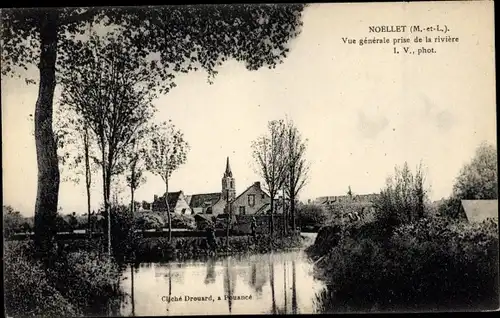 Ak Noellet Maine et Loire, Blick über den Fluss zur Kirche