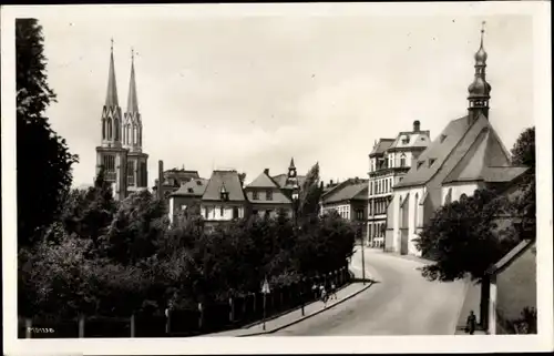 Ak Oelsnitz im Vogtland, Straßenpartie mit Jakobi- und Katharinenkirche