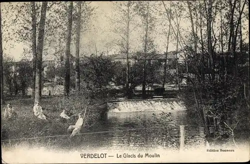 Ak Verdelot Seine et Marne, Glacis du Moulin, rivière, barrage