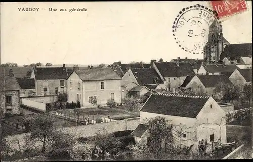 Ak Vaudoy-en-Brie Seine et Marne, vue générale d'en haut, jardins, mur de pièrre, Eglise