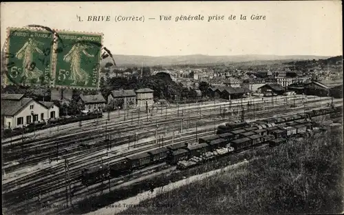 Ak Brive-la-Gaillarde Corrèze, vue générale d'en haut de la Gare, wagons et locomotive