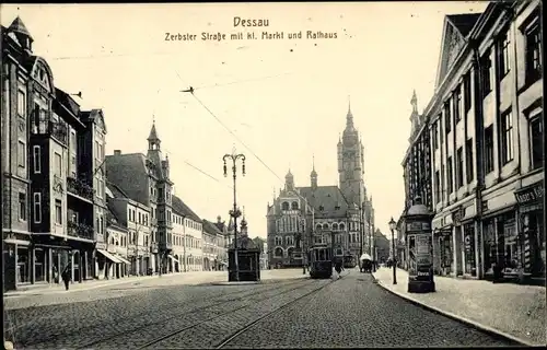 Ak Dessau in Sachsen Anhalt, Zerbster Straße mit kleinem Markt und Rathaus