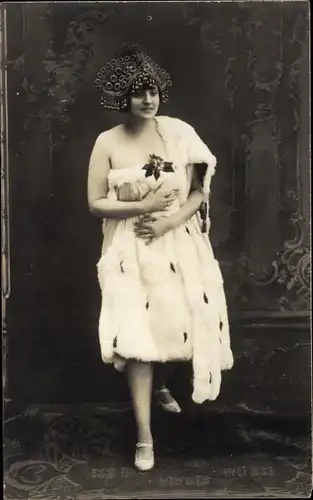 Ak Schauspielerin in königlicher Robe, Kopfschmuck