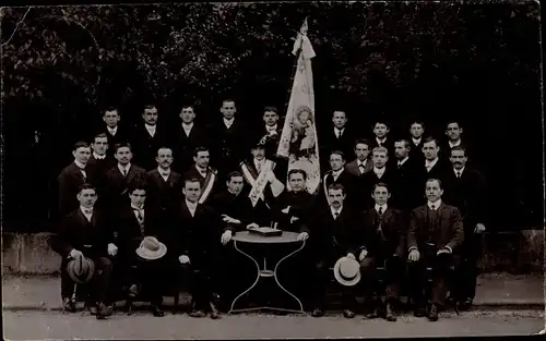 Studentika Foto Ak Gruppenaufnahme von Studenten, Fahne