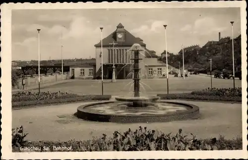 Ak Glauchau in Sachsen, Bahnhof, Springbrunnen