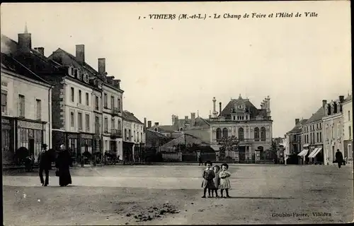 Ak Vihiers Maine et Loire, Le Champ de Foire et l'Hôtel de Ville, Kinder