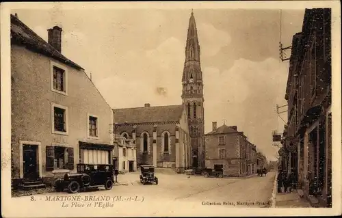 Ak Martigné Briand Maine et Loire, La Place et l'Église