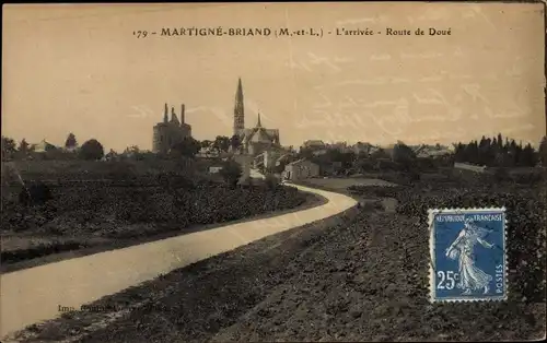 Ak Martigné Briand Maine et Loire, L'arrivée, Route de Doué