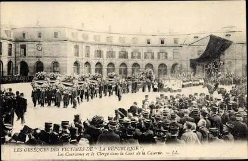 Ak Versailles Yvelines, Obsèques des Victimes de la République, Cour de la Gaserne, Couronnes